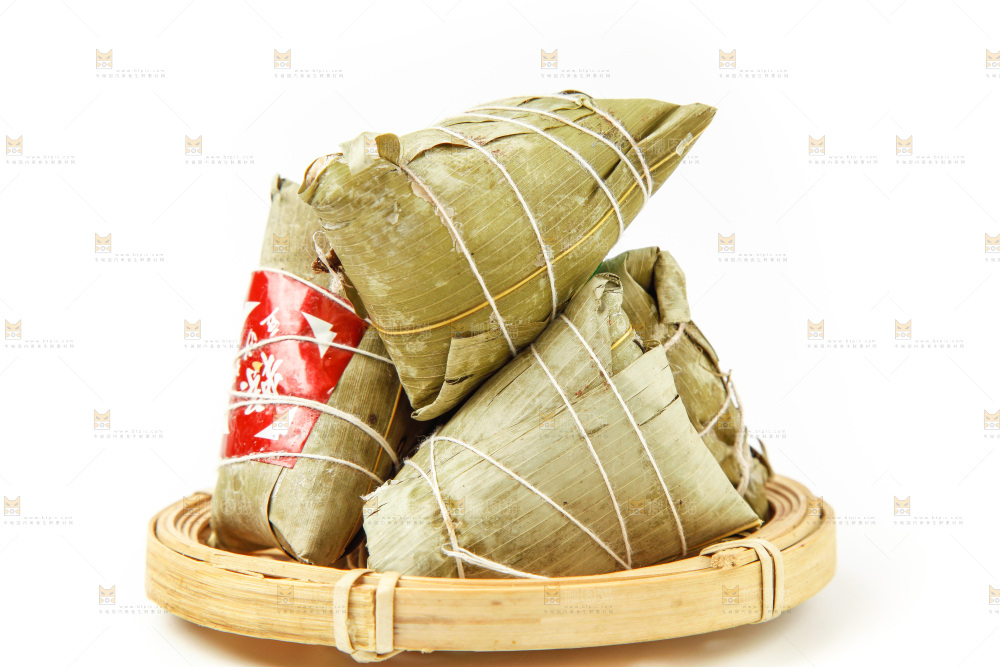白底上放着一盘粽子