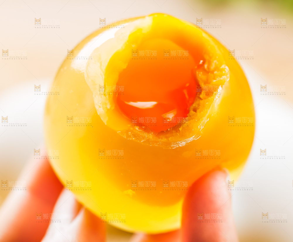 手里拿着溏心变蛋