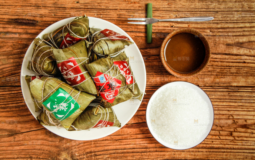 木底上放着一盘粽子
