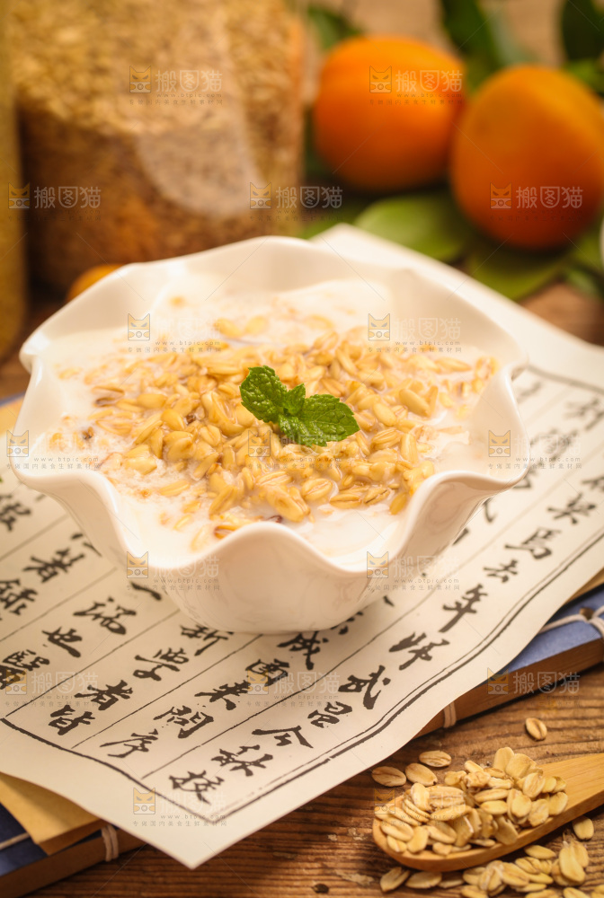 碟子里装着燕麦粥