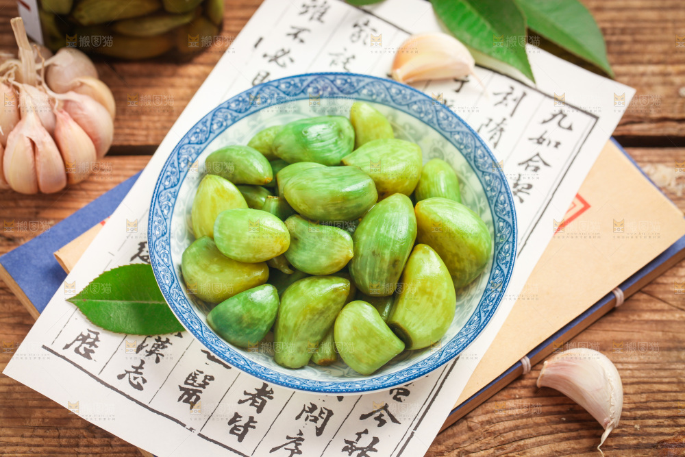 木底上放着一盘腊八蒜