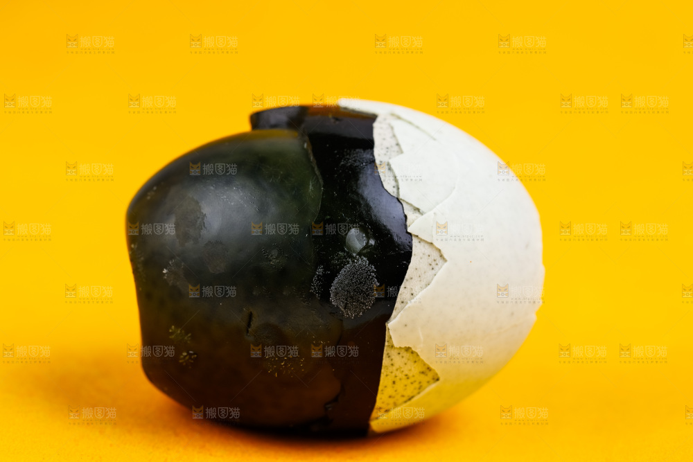 浅底上放着皮鸭蛋
