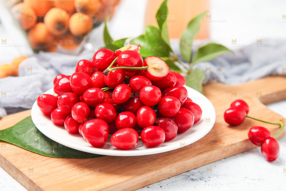 盘子里装着樱桃