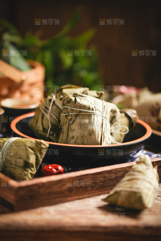 盘子里装着粽子