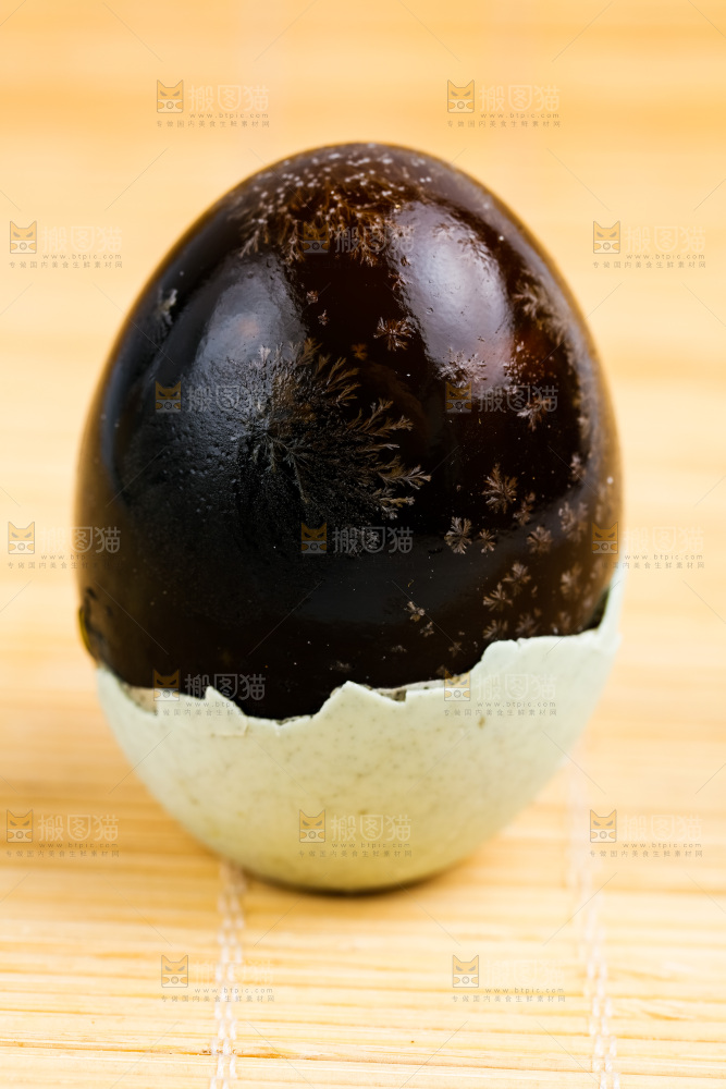 木底上摆放着皮鸭蛋