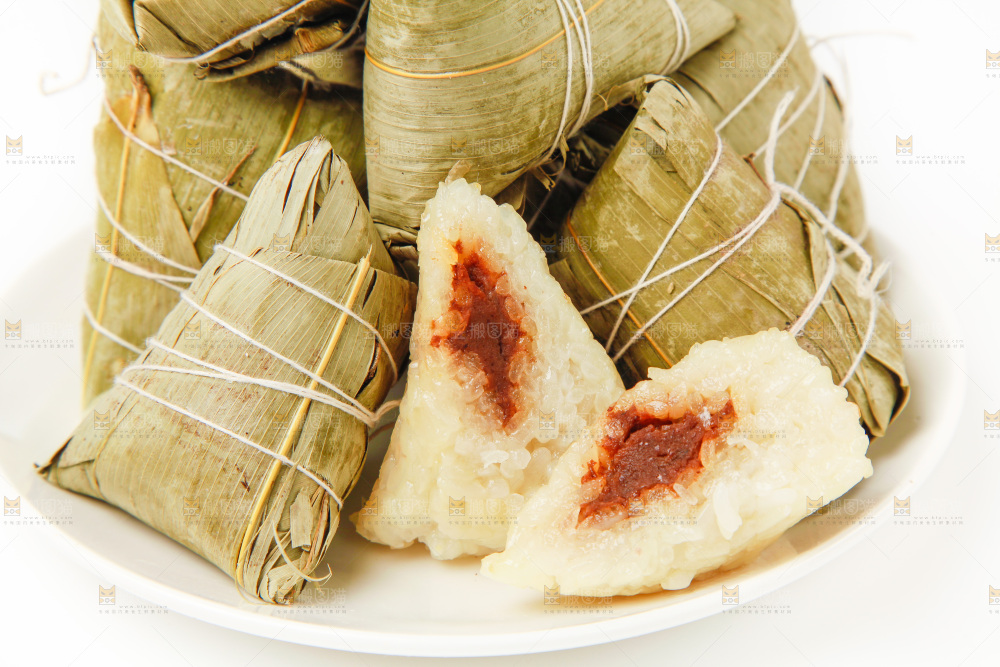 白底上放着一盘豆沙粽