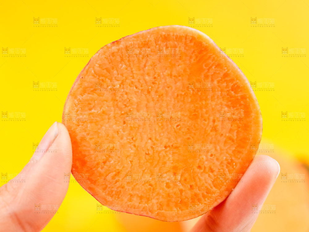 手里拿着红薯