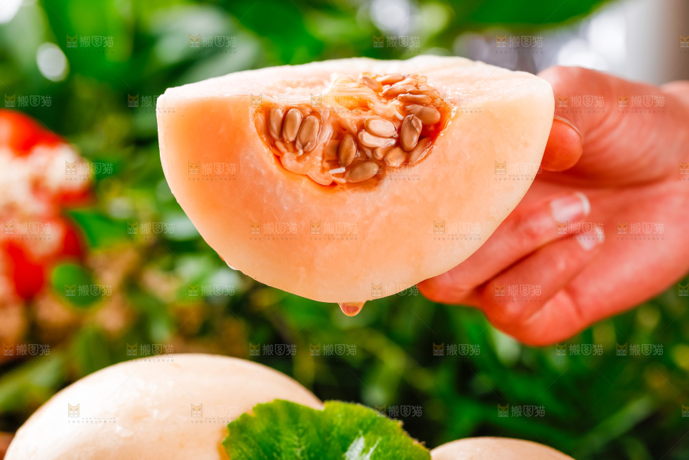 手拿东方蜜瓜切块