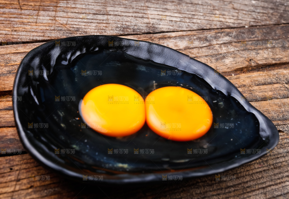 木底上放着一盘新鲜土鸡蛋