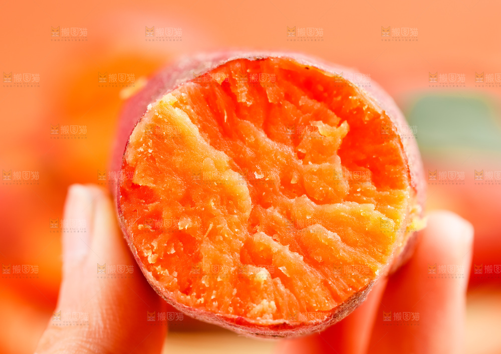 手里拿着红蜜薯