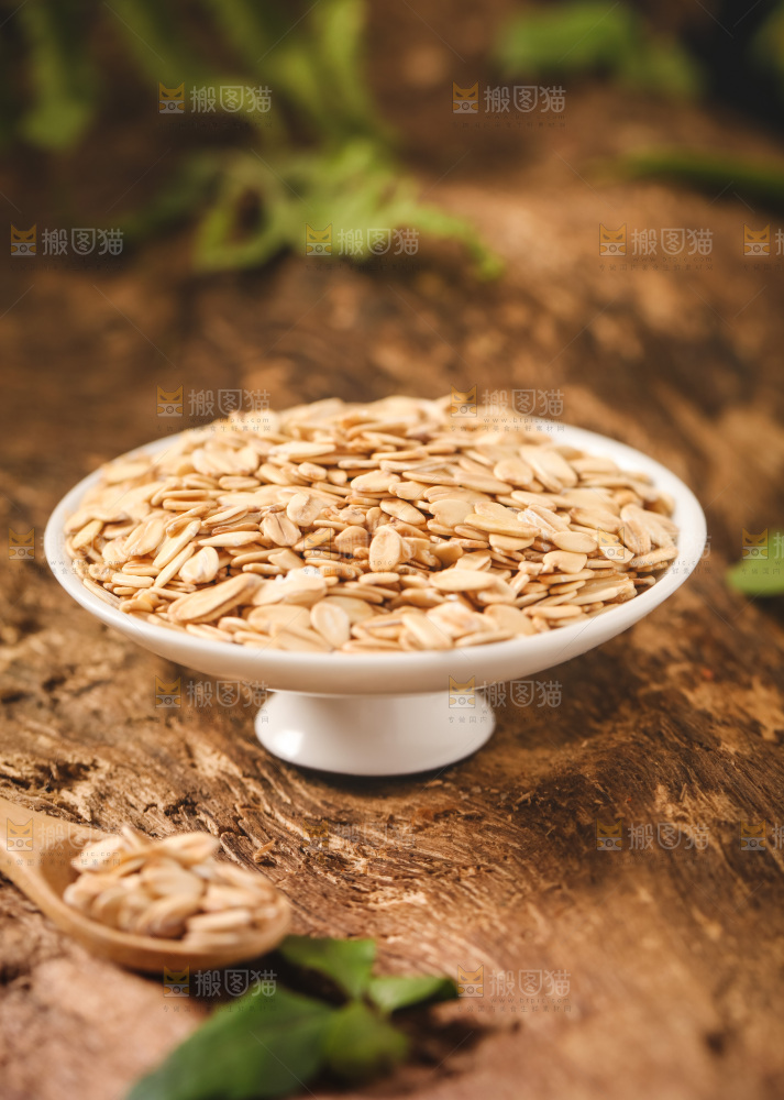 盘子里装着麦片
