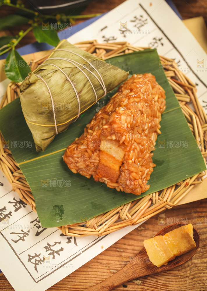 绿叶上放着肉粽