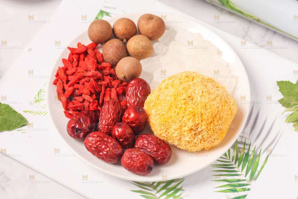 一盘糖水食材放在浅底上