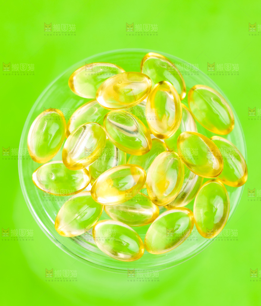 浅底上的鱼油胶囊