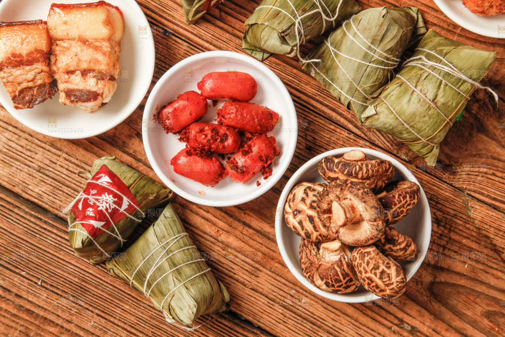 木底上放着粽子和粽子食材
