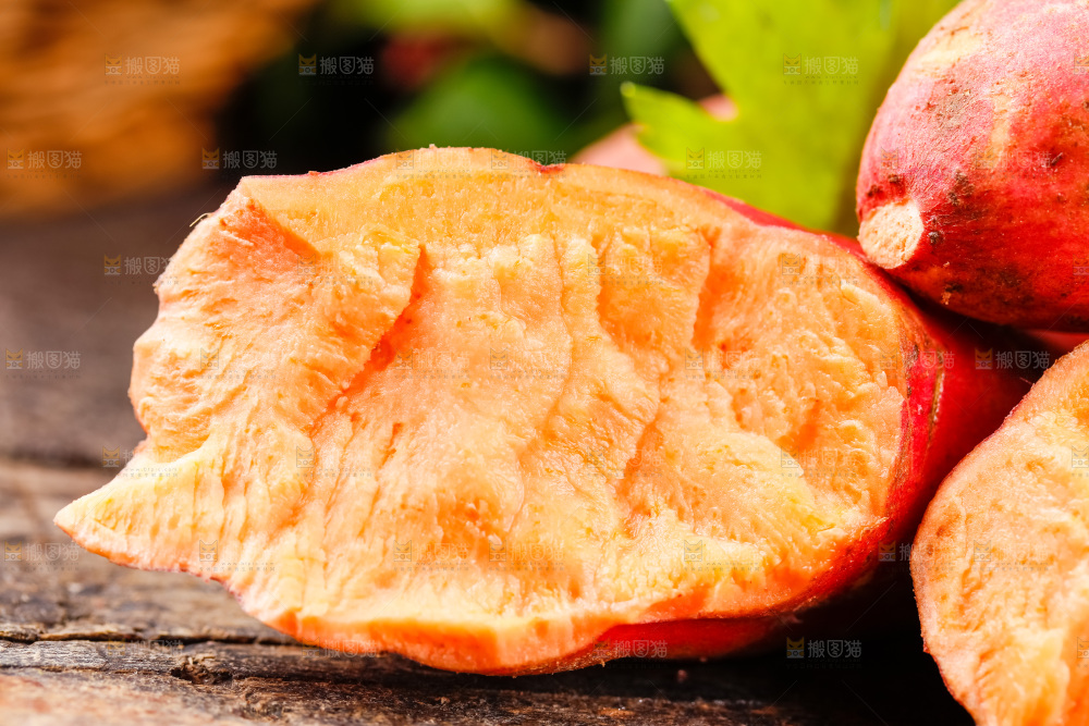 木底上放着蜜薯