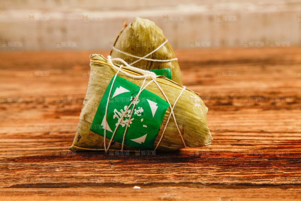 八宝粽放在木底上