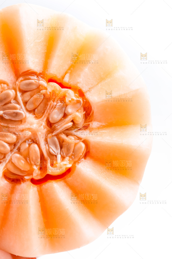 浅底上放着新鲜东方蜜瓜