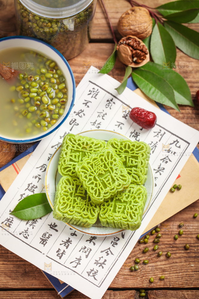 木底上放着一盘绿豆糕