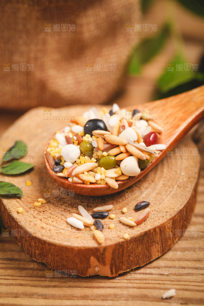 木板上放着一勺八宝粥食材