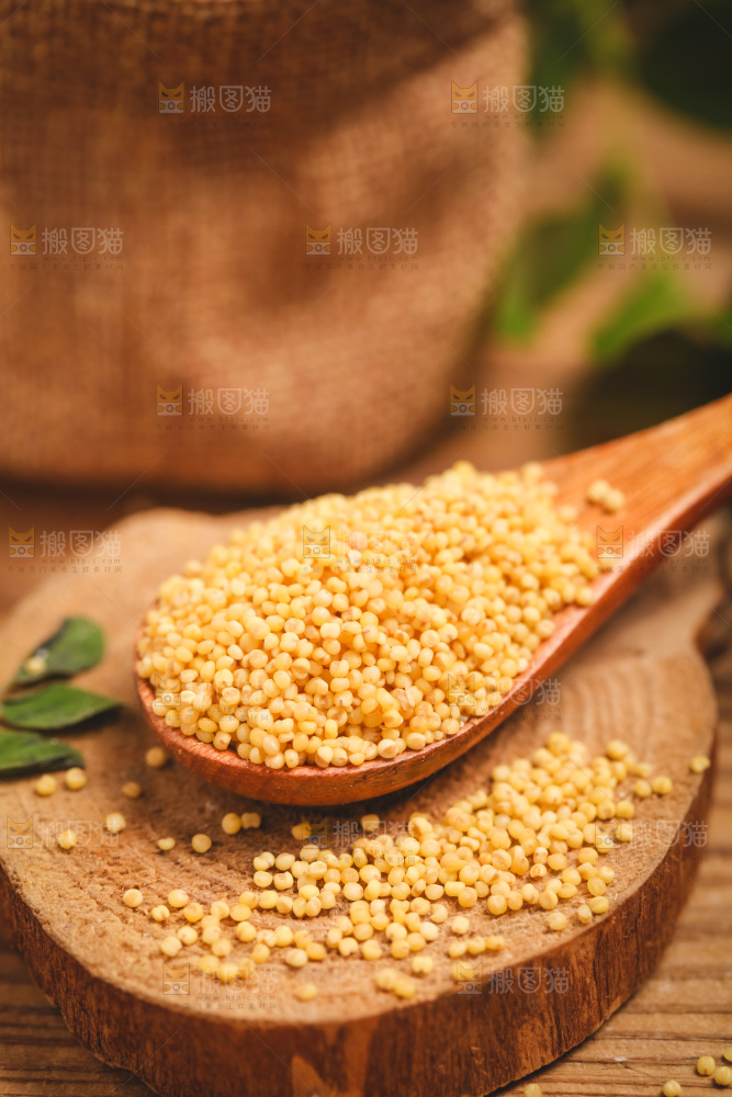 木板上放着一勺小米