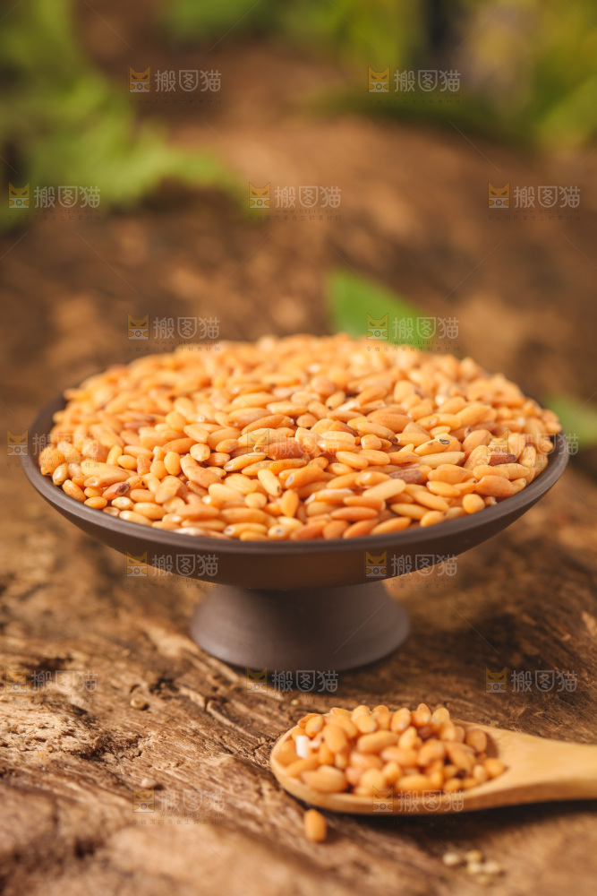 木板上放着一盘糙米
