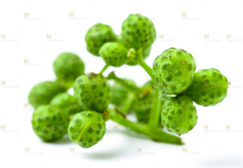 浅底上摆放着青花椒