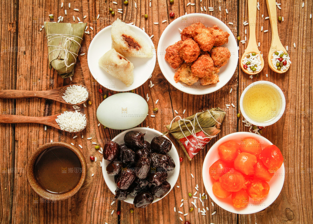 木底上放着粽子和粽子食材