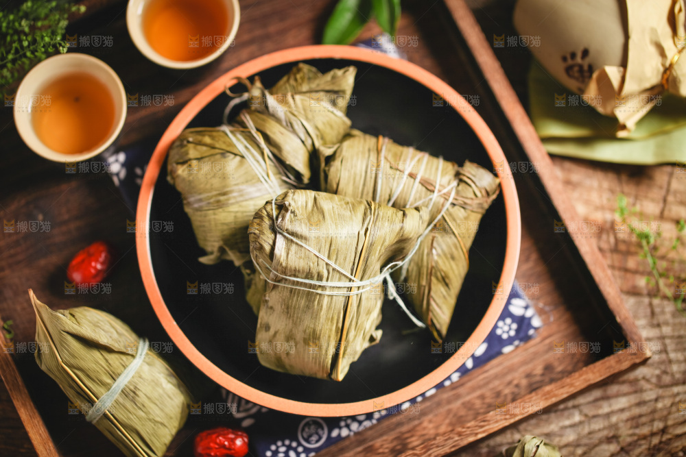 盘子里装着粽子