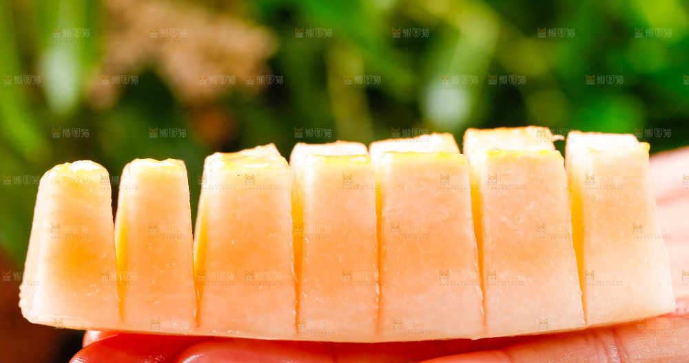 手拿东方蜜瓜