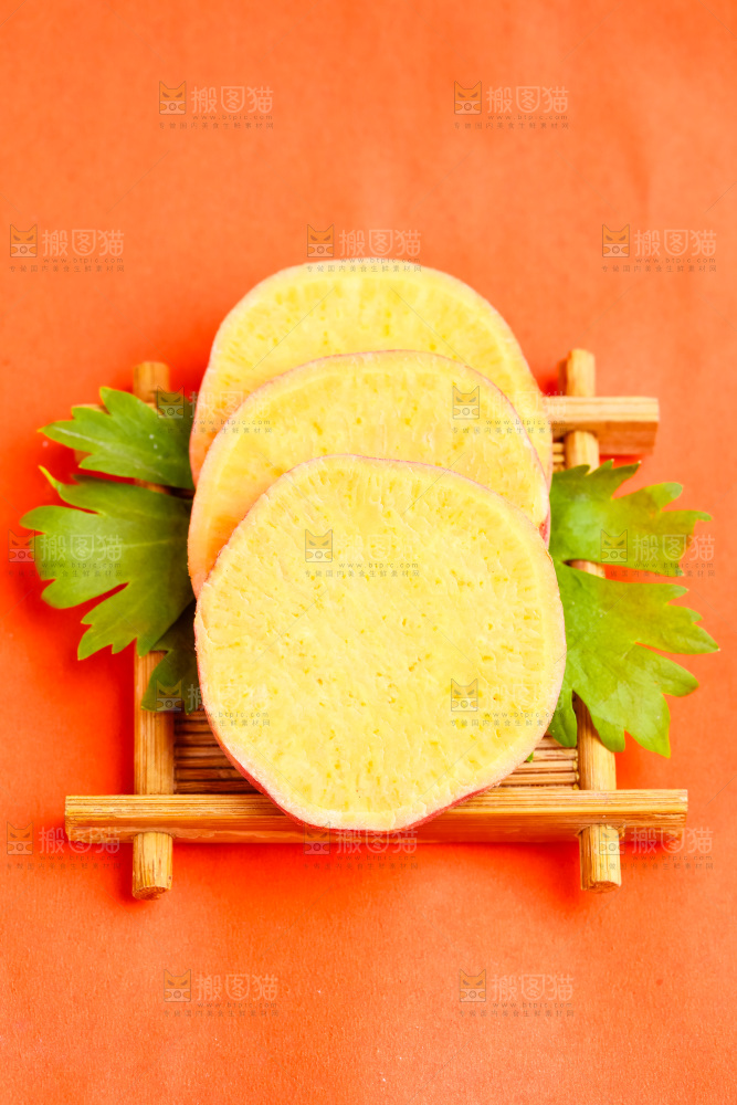 木盘里装着红薯