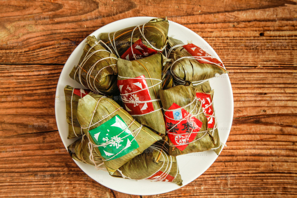 木底上放着一盘粽子