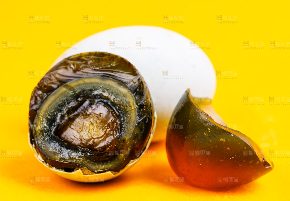 浅底上放着皮鸭蛋