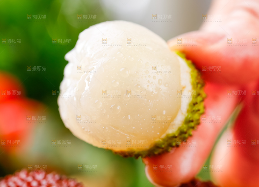 手拿剥皮的荔枝