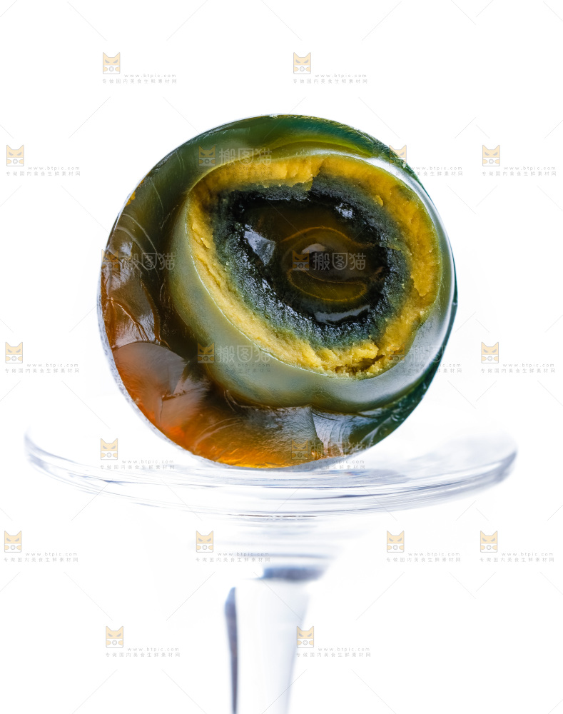 玻璃杯上放着皮蛋