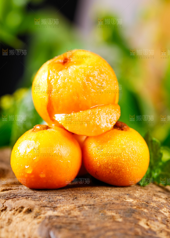 木底上摆放着新鲜枇杷