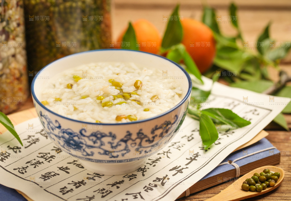 碗里装着绿豆粥