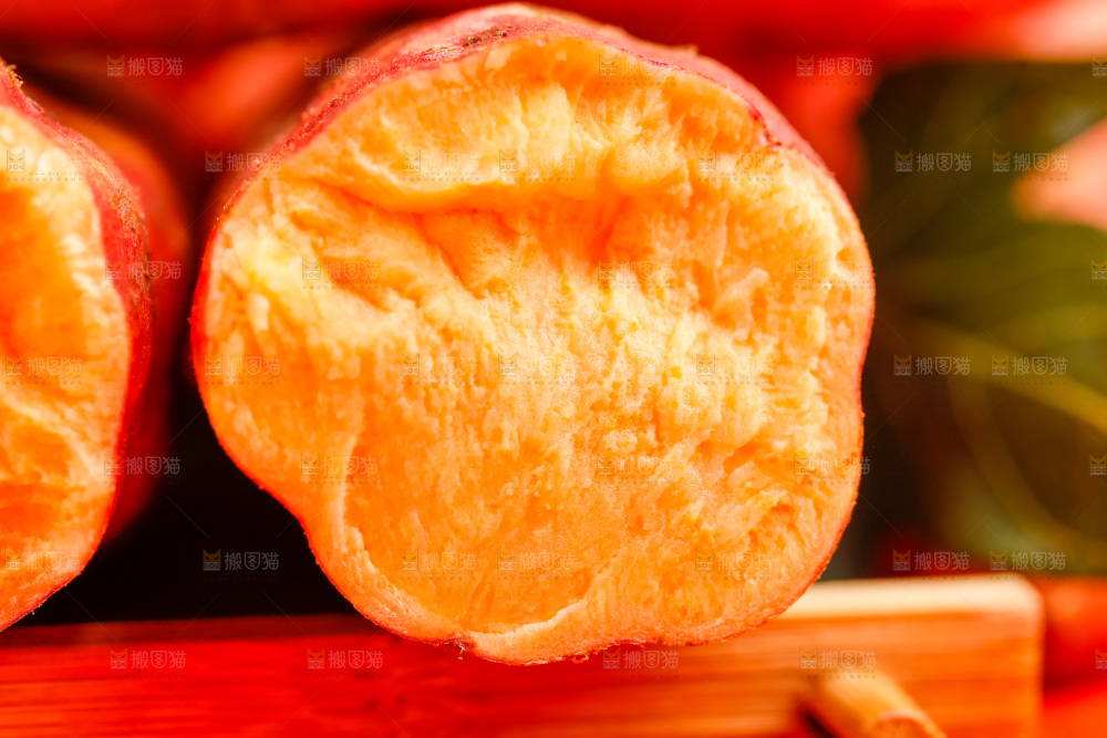 木盘里装着红薯