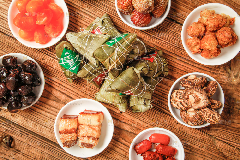 木底上放着粽子和粽子食材