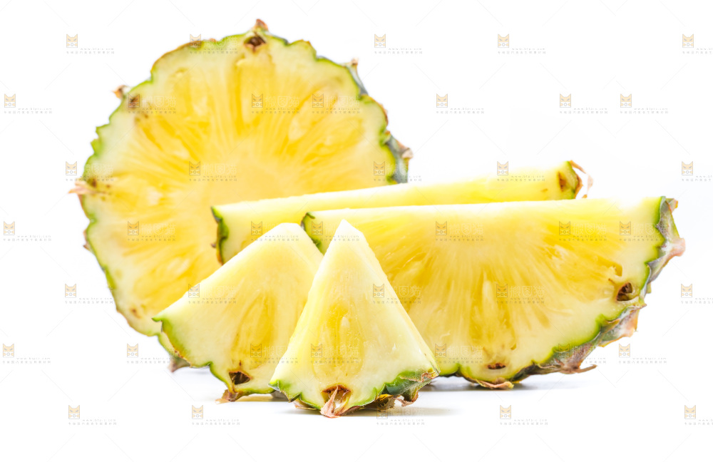 白底上放着凤梨