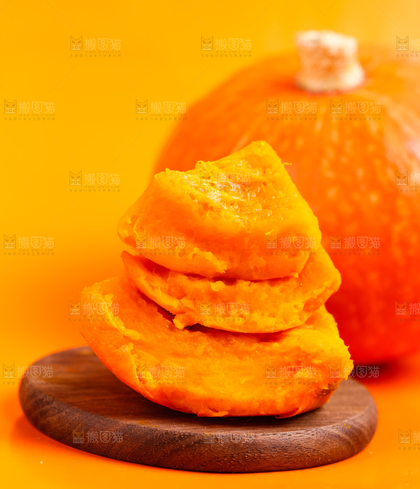 木板上放着山东红皮南瓜