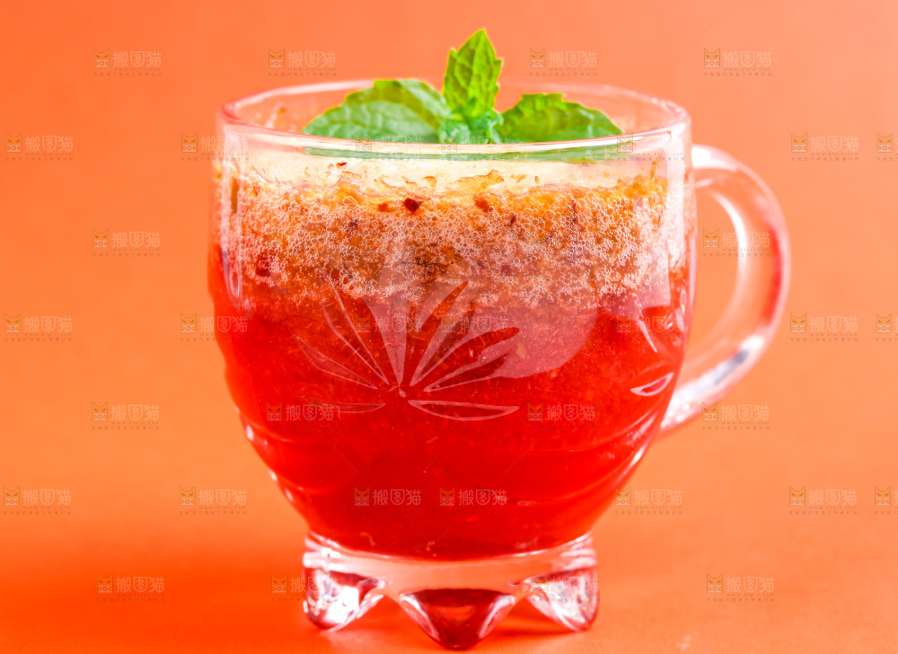 浅底上放着一杯三华李果汁