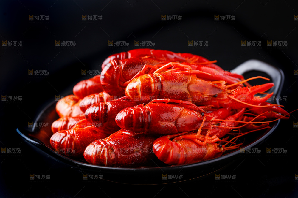 盘子里装着秘制小龙虾