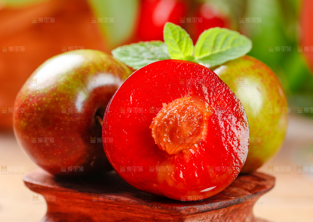 木底上放着红心脆李