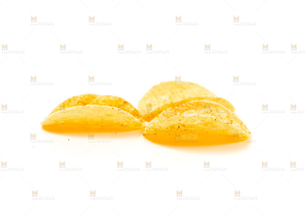 白底上的薯片