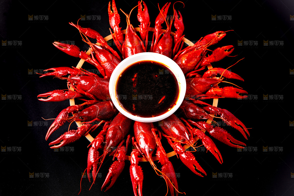 盘子里的清蒸小龙虾