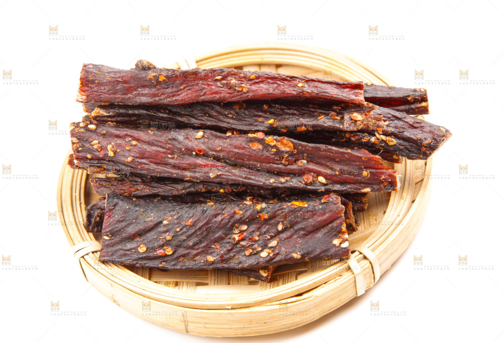 篮子里装着手撕牛肉干