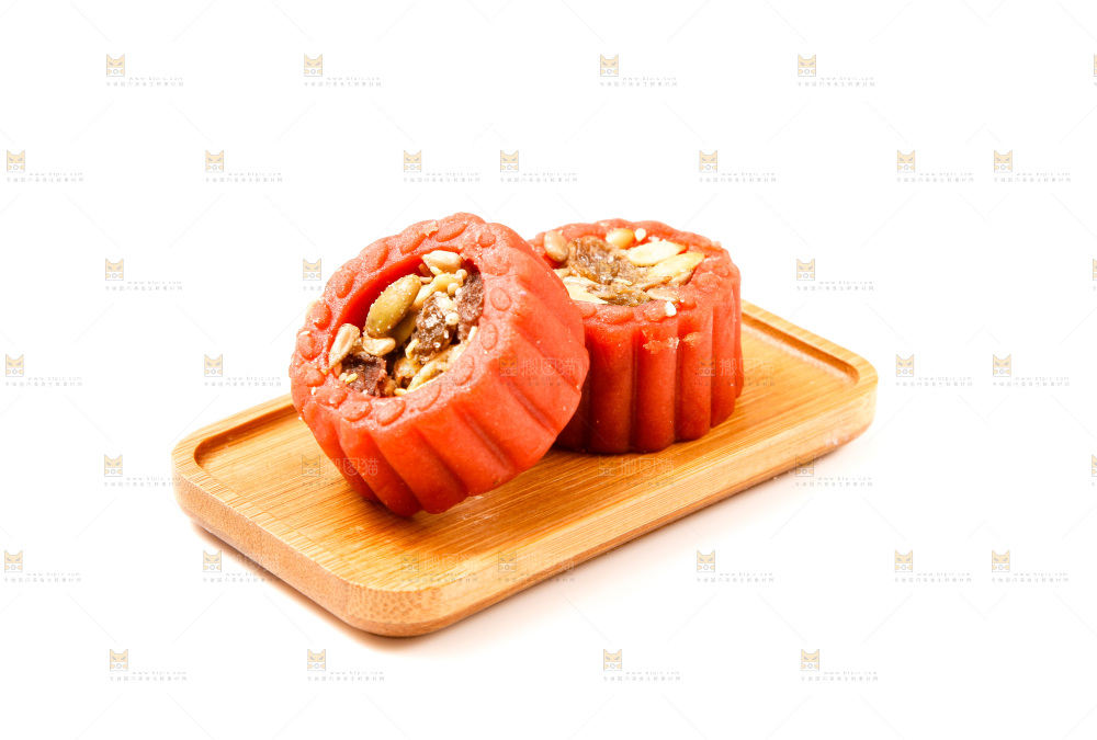盘子里装着月饼
