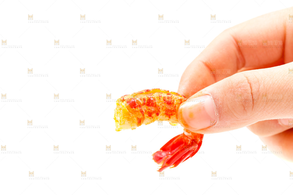 手里拿着小龙虾