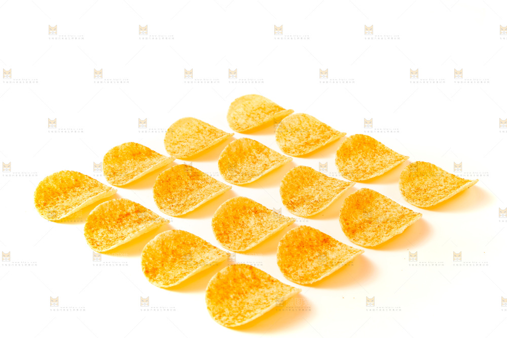 白底上的薯片